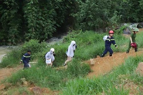 Giải cứu 4 nữ sinh bị nước lũ cô lập khi dã ngoại ở Lâm Đồng