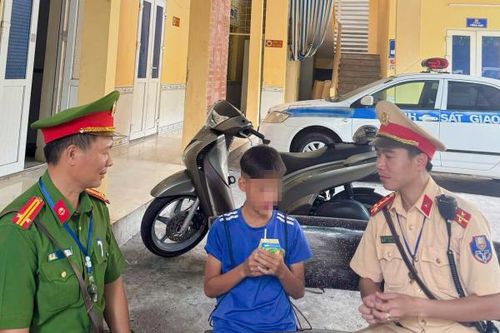 Công an giúp đỡ cháu bé đi lạc gần 60km về với gia đình
