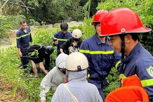 Kịp thời giải cứu 4 nữ sinh bị nước lũ cô lập khi dã ngoại