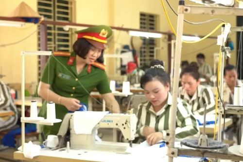 Những 'người lái đò' thầm lặng sau cánh cổng trại giam