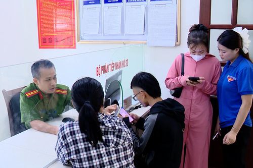 Công an cơ sở hỗ trợ người dân, quản lý tốt địa bàn