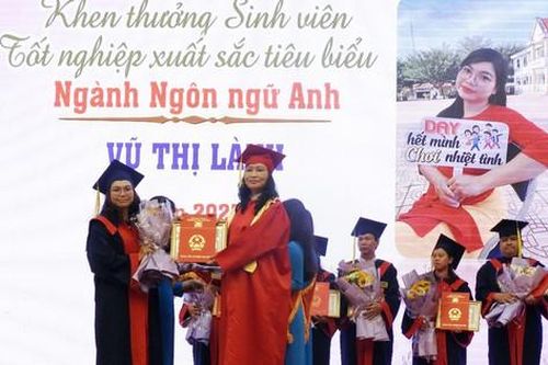 Trường Đại học Cửu Long trao bằng tốt nghiệp đại học cho 584 tân cử nhân hệ từ xa