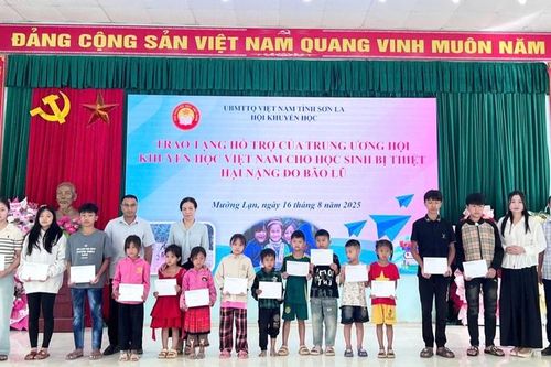 Trao quà, học bổng 'Cùng em đến trường' cho học sinh vùng lũ Mường Lạn, Púng Bánh (Sơn La)