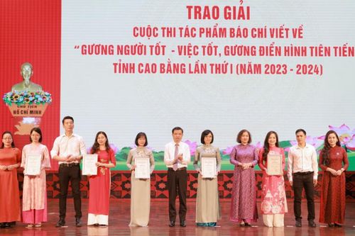 Trao giải Cuộc thi tác phẩm báo chí viết về 'Gương người tốt - việc tốt, Gương điển hình tiên tiến' tỉnh Cao Bằng lần thứ II vào dịp Đại hội Thi đua yêu nước tỉnh lần thứ VI