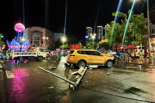Ô tô 7 chỗ lao lên vỉa hè, tông gãy trụ camera giao thông ở Nha Trang