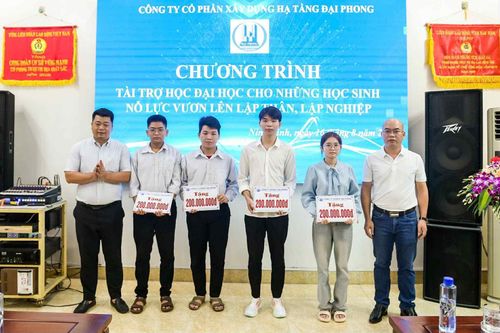 Ninh Bình: Trao học bổng trị giá hơn 2 tỷ đồng cho học sinh nghèo vượt khó