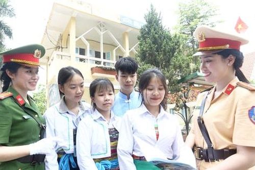 Công an nhân dân 'Vì nước quên thân, vì dân phục vụ'