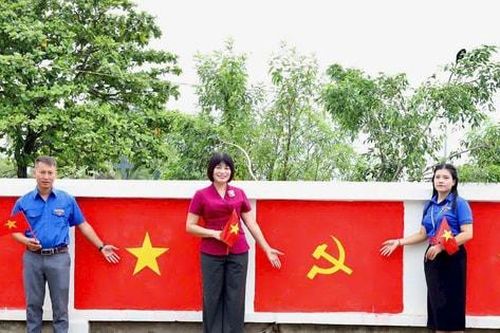 Tô thắm quê hương Hồng Vân bằng màu đỏ quốc kỳ