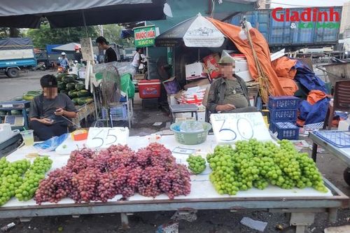 Nho Trung Quốc 'đội lốt' nho Ninh Thuận bán đầy Hà Nội, giá bằng mớ rau, người sành ăn chỉ cách phân biệt