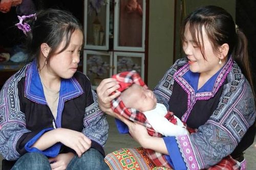 Cô đỡ thôn bản cần được đào tạo nghiệp vụ định kỳ và đãi ngộ tốt hơn