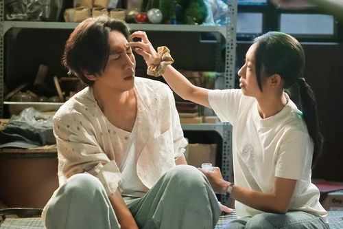 'Hươu cao cổ' Lee Kwang Soo gặp 'bé hạt tiêu' Hoàng Hà, chênh chiều cao cỡ nào?