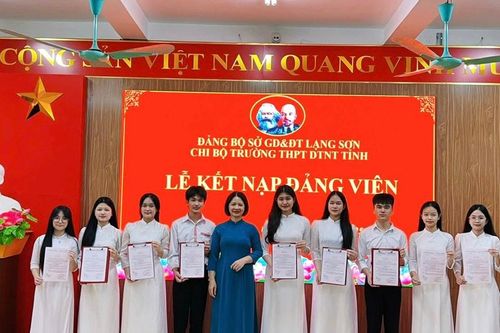 Bài 1: Giương cao ngọn cờ hồng