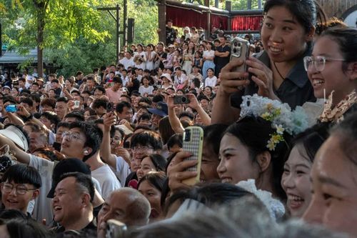 Bên trong 'chợ tình' náo nhiệt nhất Trung Quốc