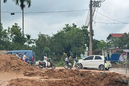 Đường 312 bị sụt, lún mất an toàn do thi công kênh dẫn nước