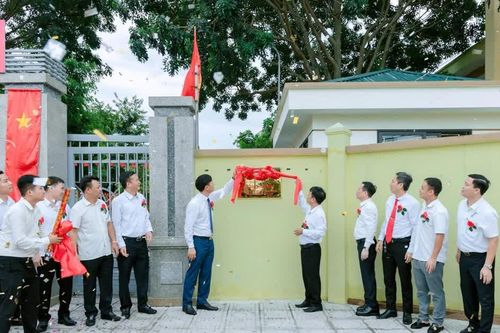 Xã Hòa Xá: gắn biển công trình chào mừng Đại hội đại biểu Đảng bộ lần thứ nhất