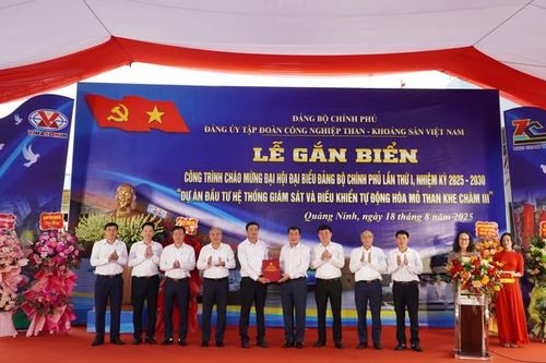 Đảng ủy TKV gắn biển công trình chào mừng Đại hội đại biểu Đảng bộ Chính phủ lần thứ I, nhiệm kỳ 2025 - 2030