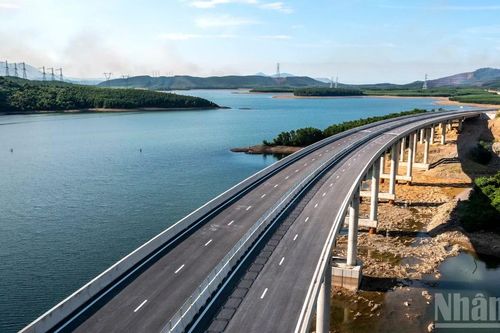 Tuyệt đẹp tuyến đường cao tốc Vũng Áng-Bùng trước ngày thông xe