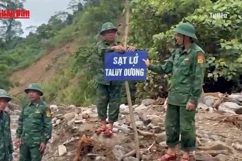 Nghệ An: Sạt lở chia cắt quốc lộ 16, giao thông tê liệt