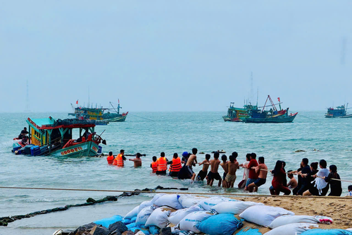 Bộ đội Biên phòng tỉnh An Giang hỗ trợ trục vớt phương tiện bị chìm