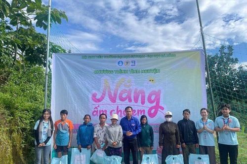Sinh viên Đà Nẵng mang niềm vui đến người dân vùng cao