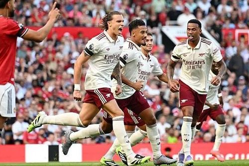 Arsenal khởi đầu với phong cách quen thuộc, thắng 1-0 tại Man.United từ tình huống cố định