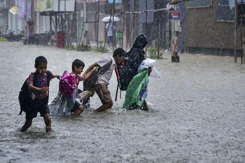 Mưa lớn gây tê liệt Mumbai (Ấn Độ)