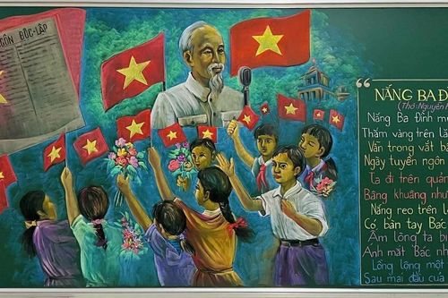 Thầy giáo vẽ tranh Chủ tịch Hồ Chí Minh trên bảng phấn