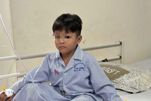Bé trai 6 tuổi nuốt 4 viên nam châm gây thủng ruột