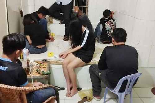 Đột kích nhà trọ, bắt quả tang 11 nam nữ 'bay lắc' trong đêm ở An Giang
