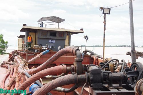BĐBP tỉnh Đồng Tháp tạm giữ 2 phương tiện có dấu hiệu khai thác, vận chuyển cát trái phép
