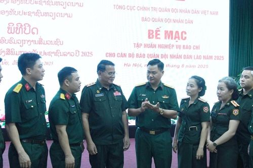 Bế mạc lớp tập huấn nghiệp vụ báo chí cho Báo Quân đội nhân dân Lào