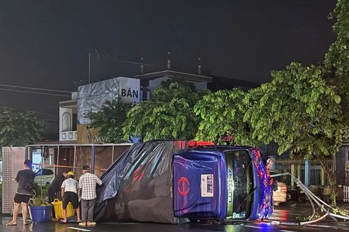 Xe tải chở sầu riêng lật ngang trên Quốc lộ 60, 3 người thoát chết