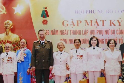 Nữ trưởng công an xã được phong Anh hùng ở tuổi 25