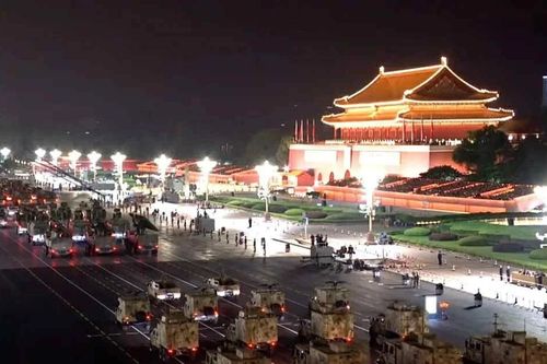 Hàng loạt khí tài xuất hiện trong buổi diễn tập duyệt binh quy mô lớn của Trung Quốc
