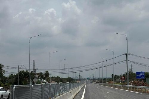 Trước ngày thông xe, dây điện vẫn 'giăng bẫy' đường lên cầu Nhơn Trạch
