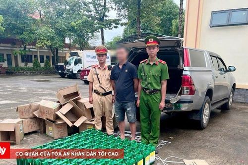 Bắt giữ xe tải chở 72 can thuốc diệt cỏ không rõ nguồn gốc