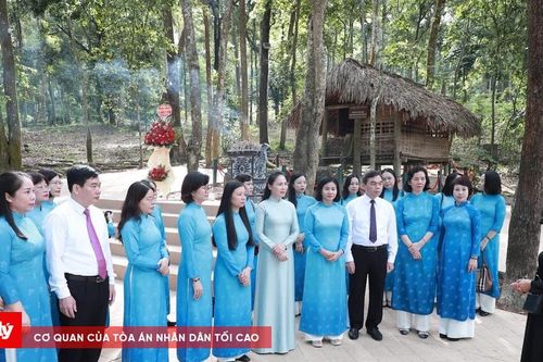 Tri ân nguồn cội, sẻ chia cùng trẻ em nghèo hiếu học tại Tuyên Quang