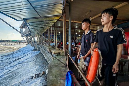 Khoảnh khắc 2 người hùng cứu 5 du khách gặp nạn khi tắm biển ở Ninh Bình