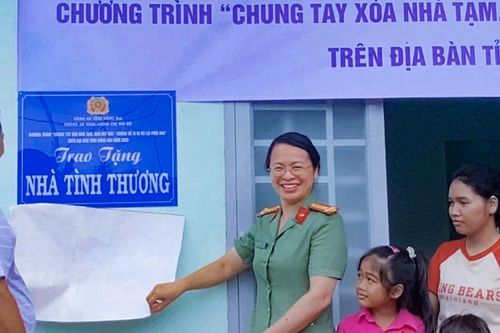 Mái ấm nghĩa tình Công an Đồng Nai trao tặng cho 4 mẹ con người Châu Mạ