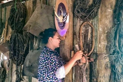 Bộ dây thừng bằng da trâu hơn 100 năm trong nhà sàn cổ của vua săn voi