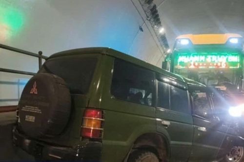 Xe khách va chạm ô tô 7 chỗ trong hầm Đèo Ngang, 2 người tử vong