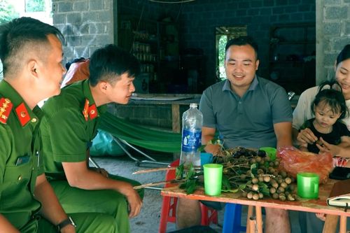 Đại úy công an livestream tuyên truyền pháp luật, giúp dân vùng núi bán nông sản