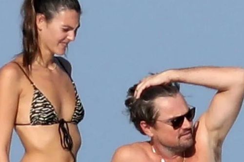 Tài tử hot nhất thế giới và bạn gái kém 24 tuổi tình cảm trên du thuyền