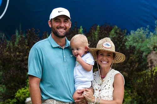 Scottie Scheffler tái hiện kỳ tích Tiger Woods sau cú chip-in để đời