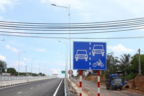 Vành đai 3 TPHCM sắp thông xe, dây điện vẫn 'mắc võng' ngang đường