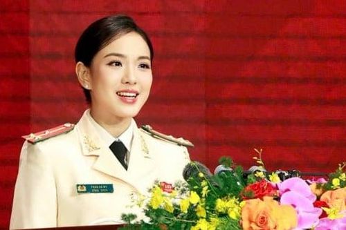 Ảnh đời thường của nữ Thượng úy phát biểu tại 80 năm Ngày truyền thống Công an nhân dân