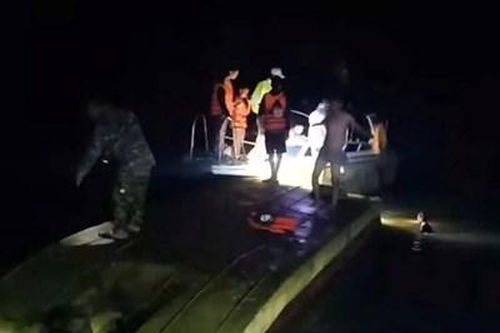 Dông lốc lật bè chở 17 ngư dân, 2 người tử vong