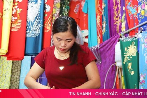Giữ lửa nghề may áo dài truyền thống giữa lòng Thành Sen