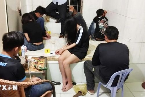 An Giang: Bắt quả tang 11 đối tượng đang 'bay lắc' trong phòng trọ