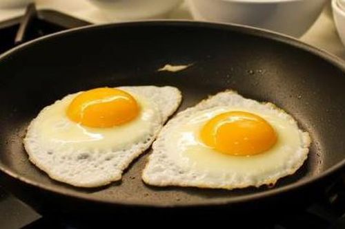 3 người trong một nhà cùng nhập viện cấp cứu sau khi ăn trứng rán